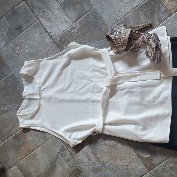 Sleeveless top w/ tie✨️ - Picture 2 of 2